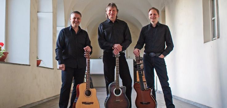 Gitaros vir­tuozai Vil­nius Gui­tar Trio kon­certe „Gitaros atradimai“