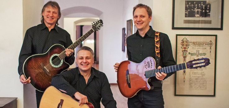 Gitaros vir­tuozai Vil­nius Gui­tar Trio kon­certe „Gitaros atradimai“