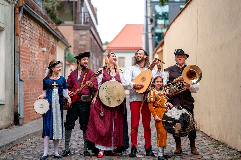 Šventiškas vakaras šeimoms ir ne tik: senovinės muzikos šeimos ansamblis iš Kauno "Hansanova"