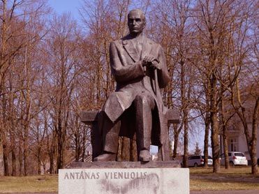 Antano Vienuolio-Žukausko paminklas