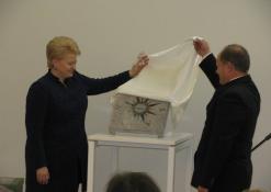 Lietuvos prezidentė Dalia Grybauskaitė ir Romas Kutka atidengia atminimo lentelę