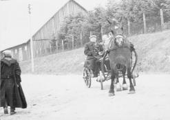1975 m. birželio 12 d. Prof. Vasinauskas keliaudamas arkliu po Lietuvą užsuko į Naujuosius Elmininkus