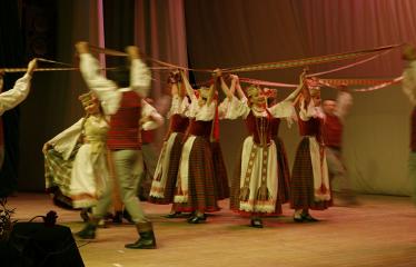 Lietuvos valstybės atkūrimo diena Anykščiuose (2018) - Šimtmečio anykštėno ženklo įteikimas ir AKC Meno mėgėjų koncertas „Man gera čia gyventi, nes...“ - Tautinių šokių ansamblis „Gojus“