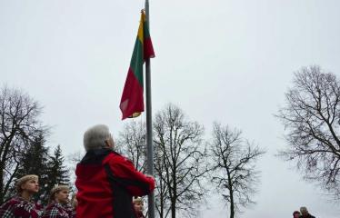 Lietuvos nepriklausomybės atkūrimo diena Anykščiuose (2016) - Val­sty­binės vėli­avos pakėlimo cer­e­monija - Renginio akimirka